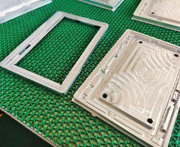 Produits traités par usinage CNC tels que les profilés en aluminium et l'acier inoxydable